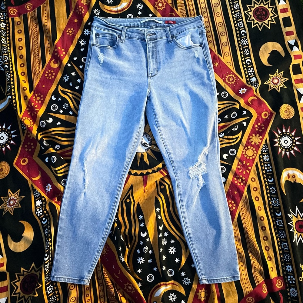 Brand new stretchy mom jeans ! Super comfortable and flattering :)